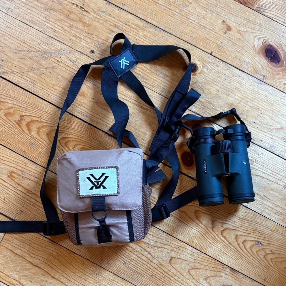 Vortex Diamondback HD 10x42 Binoculars + Glasspak Harness